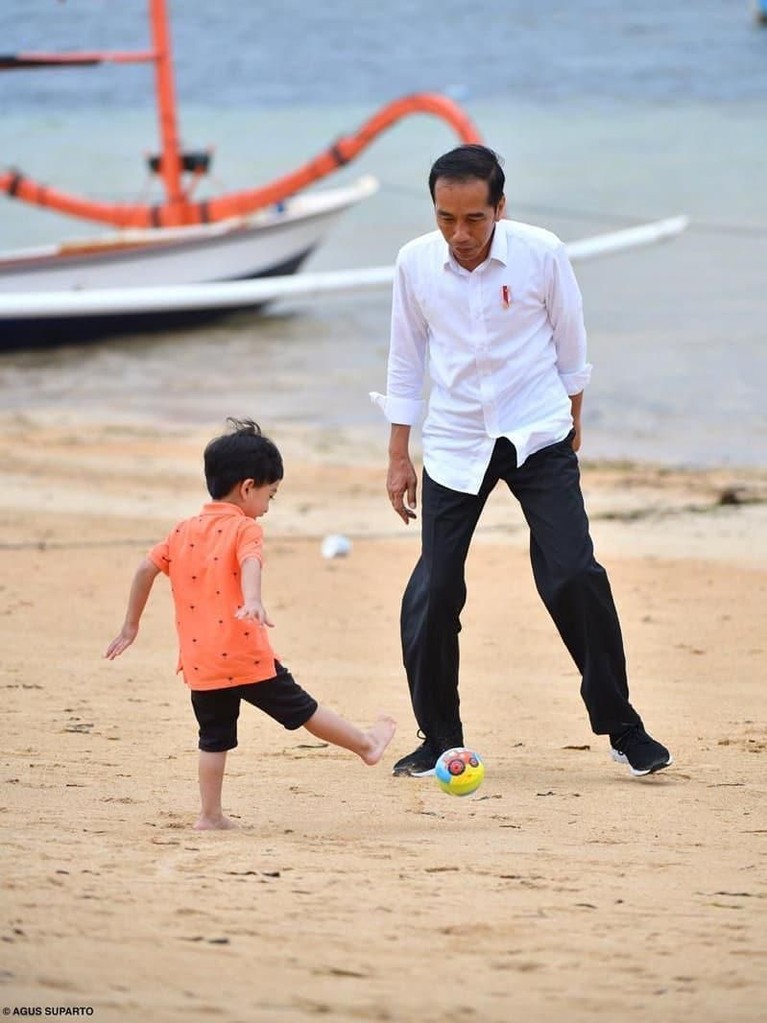 7 Potret Kebersamaan Jokowi dengan Jan Ethes Meski sibuk dengan pekerjaan sebagai Presiden, Jokowi sempatkan waktunya untuk bermain bersama Jan Ethes. Berikut Insertlive sajikan potret kebersamaan mereka.