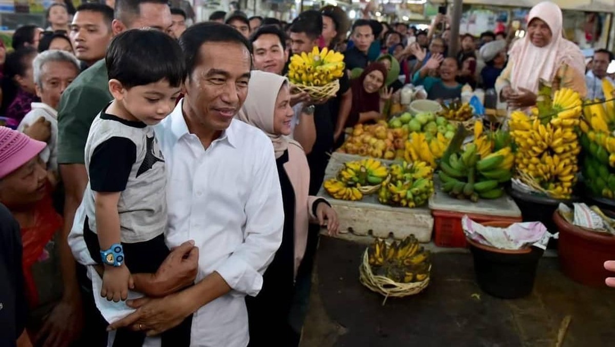 Meski sibuk dengan pekerjaan sebagai Presiden&comma; Jokowi sempatkan waktunya untuk bermain bersama Jan Ethes&period; Berikut Insertlive sajikan potret kebersamaan mereka&period;
