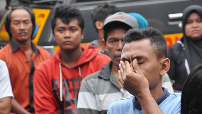 Bantal merah muda yang lusuh jadi 'pegangan' Rusmanto saat menjemput jenazah istri dan dua anaknya yang jadi korban kebakarna pabrik korek api.