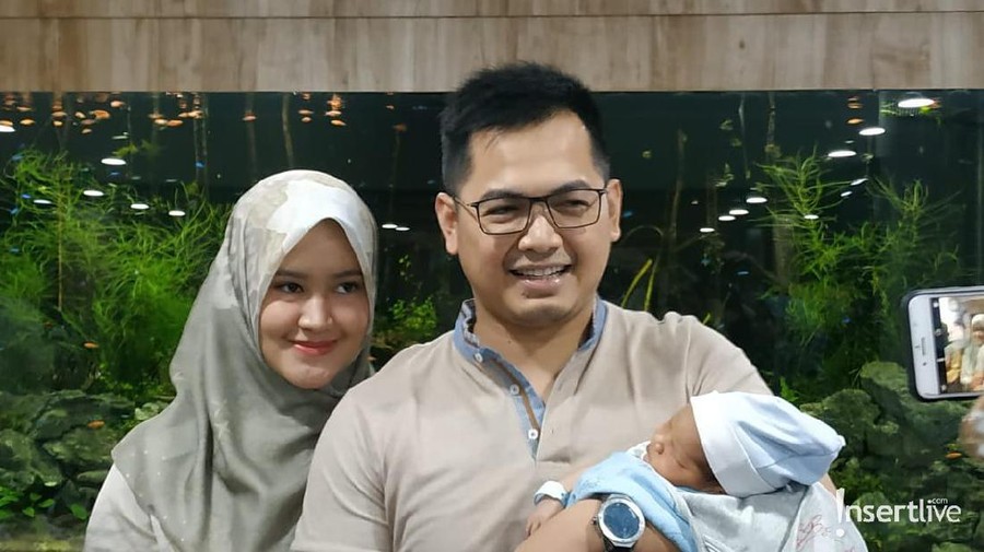 Tommy Korniawan mengungkapkan rasa syukur karena proses persalinan sang istri berjalan dengan lancar.
