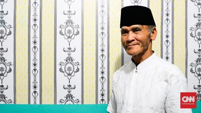 Sejarah keluarga Sofyan Marta, koordinator orkes tanjidor Sanggar Putra Mayang Sari mencatat usaha sang kakek mendaki Gunung Gede dalam pencarian nama orkes.
