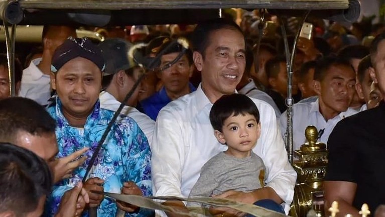 Meski sibuk dengan pekerjaan sebagai Presiden, Jokowi sempatkan waktunya untuk bermain bersama Jan Ethes. Berikut Insertlive sajikan potret kebersamaan mereka.