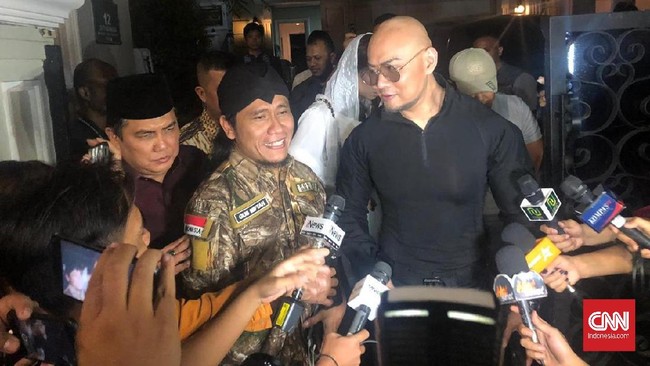 "Kalau memang ini membuat kegaduhan yang menggaduhkan masyarakat, gua minta maaf," ujar Deddy Corbuzier soal podcast LGBT.