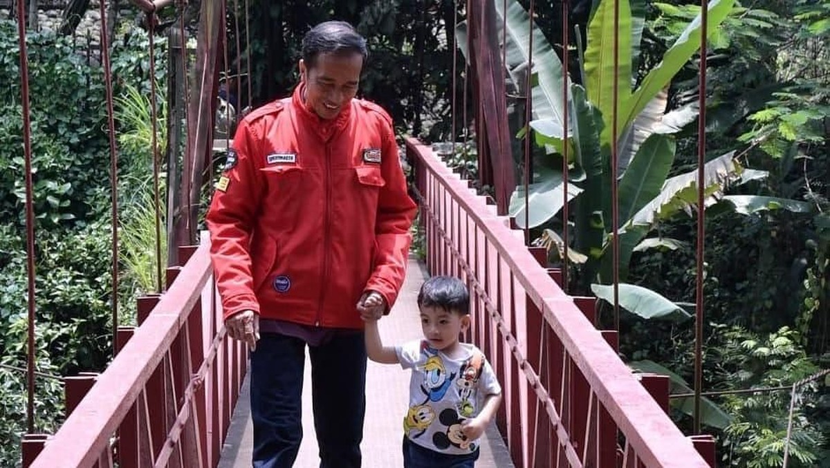 Meski sibuk dengan pekerjaan sebagai Presiden&comma; Jokowi sempatkan waktunya untuk bermain bersama Jan Ethes&period; Berikut Insertlive sajikan potret kebersamaan mereka&period;