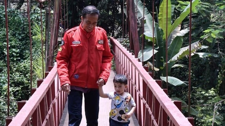 Meski sibuk dengan pekerjaan sebagai Presiden, Jokowi sempatkan waktunya untuk bermain bersama Jan Ethes. Berikut Insertlive sajikan potret kebersamaan mereka.