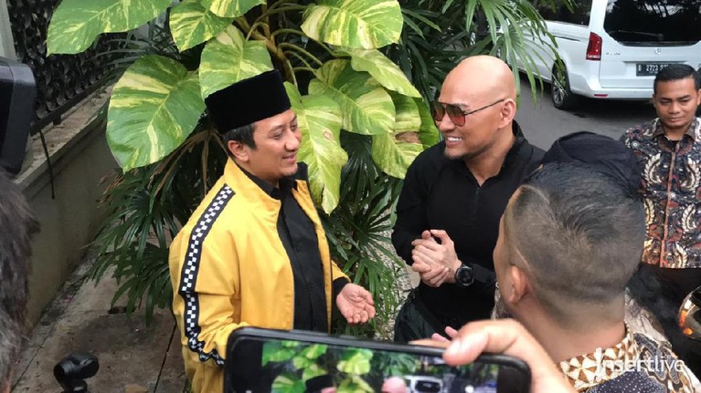 Senyum Deddy Corbuzier Usai Resmi Jadi Mualaf Deddy Corbuzier resmi menjadi mualaf. Ia mengucapkan dua kalimat syahadat dengan dibimbing Gus Miftah.