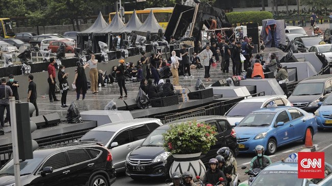 Warga dari Jakarta dan luar kota memadati bundaran HI untuk melihat langsung puncak peringatan HUT DKI ke-492. 