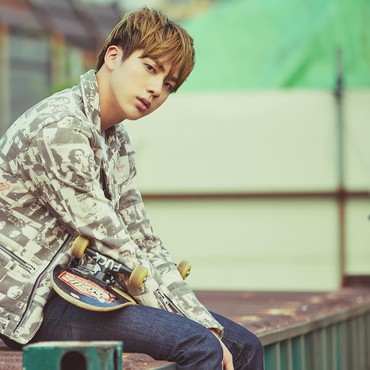 Gara-gara Foto 'Threesome' Jin dan Suga BTS, ARMY Ribut di Twitter