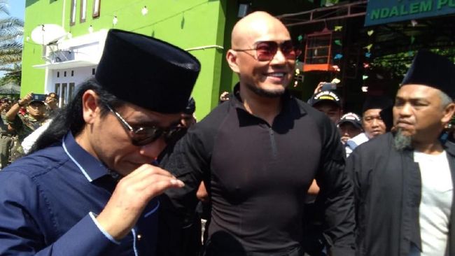 Deddy Corbuzier baru selesai mengucap dua kalimat syahadat untuk masuk Islam di Ponpes Ora Aji milik Gus Miftah, Sleman, Yogyakarta, Jumat (21/6).
