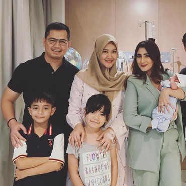 Mantan Istri Jenguk Anak Tommy Kurniawan