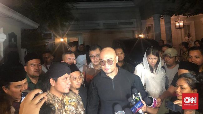Deddy Corbuzier yang sudah jadi mualaf, mengunggah video singkat saat dirinya menikmati makan malam bersama Ma'ruf Amin di kediamannya di Jakarta, Jumat (21/6).