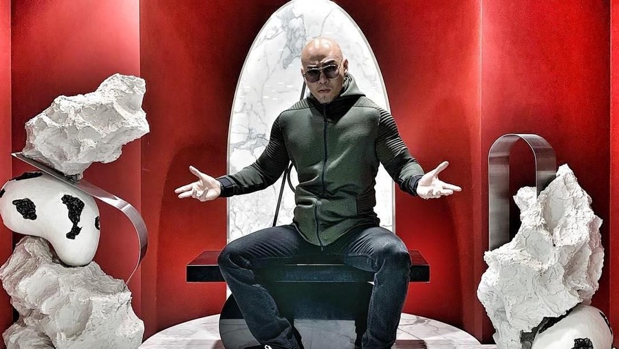 Deddy Corbuzier akan menjadi mualaf usai salat Jumat.