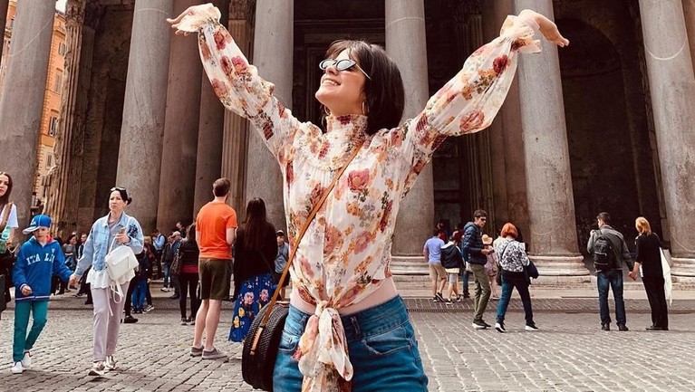 Pesona penyanyi cantik asal Meksiko Camila Cabelo, teman duet Shawn Mendes pada lagu terbarunya. Insertlive sajikan 7 pesona cantik nan elegan Camilla Cabello.