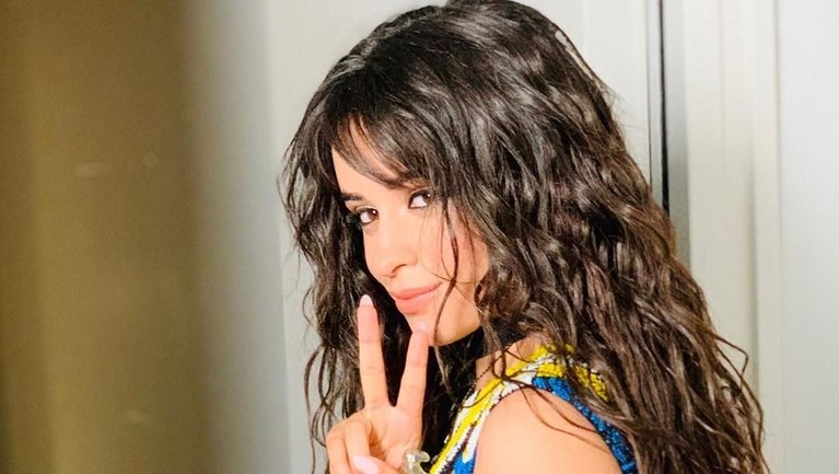 Pesona penyanyi cantik asal Meksiko Camila Cabelo, teman duet Shawn Mendes pada lagu terbarunya. Insertlive sajikan 7 pesona cantik nan elegan Camilla Cabello.