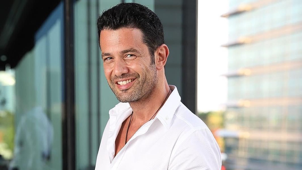 Penyanyi asal Turki bernama Keremcem Duruk berkolaborasi dengan Ayu Ting Ting di lagu berjudul Apalah Cinta&period; 