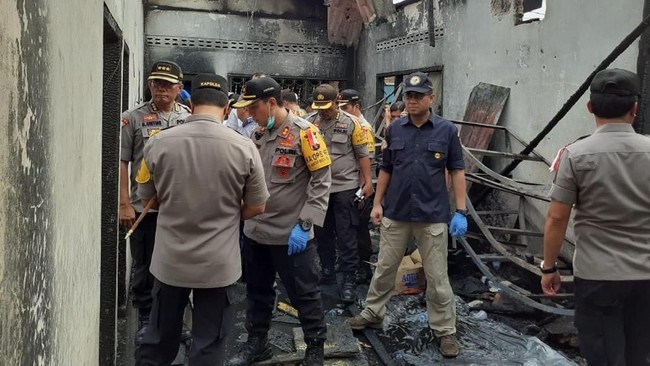 Semua pabrik di bawah PT Kiat Unggul, perusahaan induk pabrik korek api yang terbakar di Langkat, disetop sementara operasionalnya karena tak berizin.