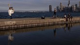 NYALANG: Buih Nirwana di Kaki Langit Dalam foto pilihan CNNIndonesia.com pekan ini, ada cerita sengat matahari di Jalur Gaza dan Pakistan, serta pasangan yang berpose di Danau Michigan.
