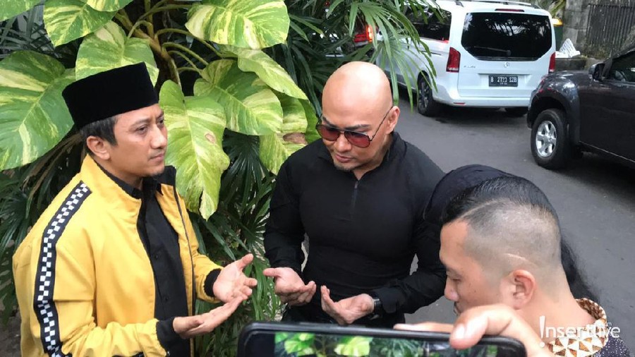 Usai menjadi mualaf, tangan Deddy Corbuzier dicium Ustaz Yusuf Mansyur.