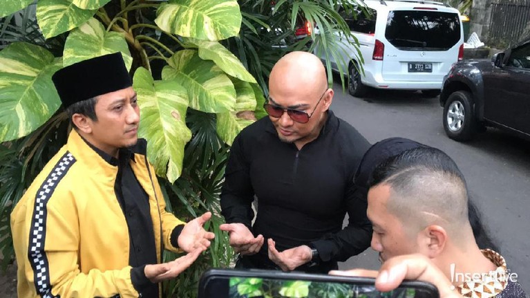 Senyum Deddy Corbuzier Usai Resmi Jadi Mualaf Deddy Corbuzier resmi menjadi mualaf. Ia mengucapkan dua kalimat syahadat dengan dibimbing Gus Miftah.