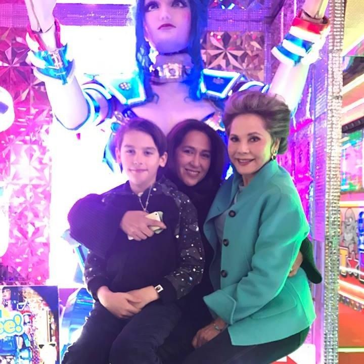 Frederik Kiran atau akrab disapa Kiran kini tumbuh menjadi anak tampan yang sangat dekat dengan ibu dan neneknya. (Foto: Facebook: Karina Soekarno)