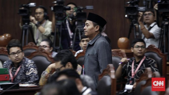 Hakim MK Saldi Isra menegur saksi tim hukum Jokowi-Ma'ruf, Anas Nashikin karena keterangannya berubah-ubah ketika ditanya terkait slide presentasi Moeldoko.