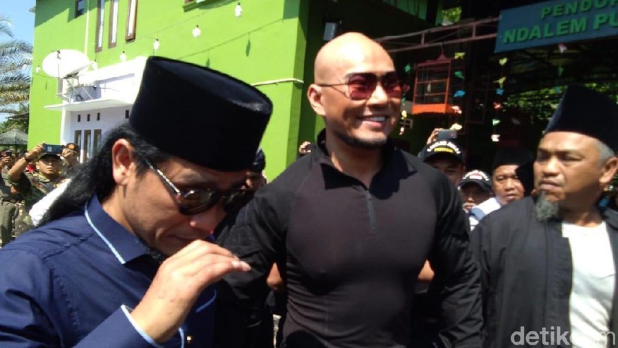 Deddy Corbuzier saat tiba di lokasi jelang menjadi mualaf.