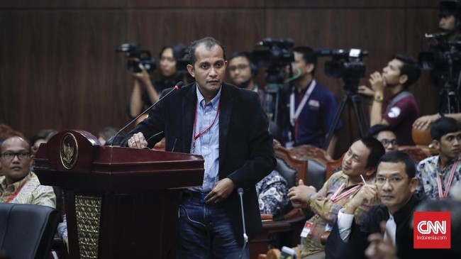 Refly Harun, BW, hingga Todung memprotes sederet ahli 02 seperti Qodari, Margarito Kamis, Hasan Nasbi hingga Eddy Hiariej yang dianggap bermasalah.