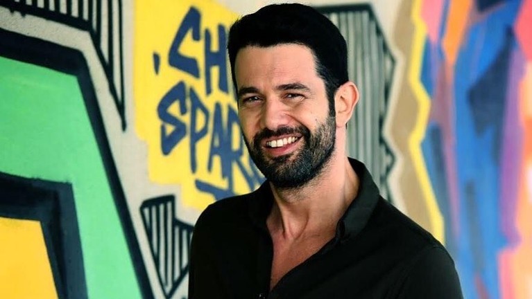 Pesona Keremcem, Si Tampan Teman Duet Ayu Ting Ting Penyanyi asal Turki bernama Keremcem Duruk berkolaborasi dengan Ayu Ting Ting di lagu berjudul Apalah Cinta.