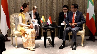 Jokowi mengingatkan tentang pentingnya keamanan di Rakhine State saat bertemu State Counsellor Republik Uni Myanmar Aung San Suu Kyi.
