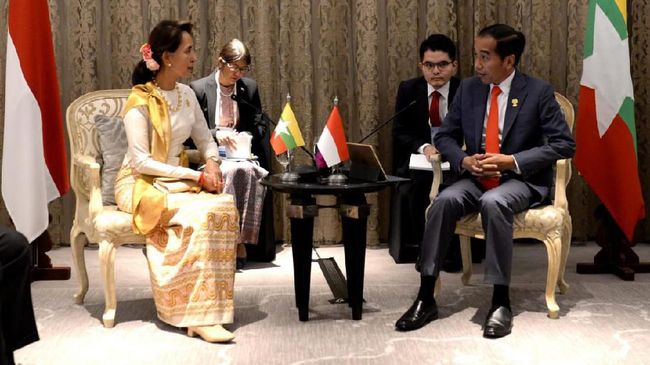 Jokowi Bahas Rohingya Saat Bertemu Aung San Suu Kyi Jokowi mengingatkan tentang pentingnya keamanan di Rakhine State saat bertemu State Counsellor Republik Uni Myanmar Aung San Suu Kyi.
