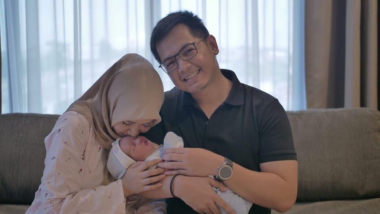 Ada cerita dari Tommy Kurniawan saat mendampingi sang istri melahirkan. Dia ngumpet karena takut melihat darah, Bun.