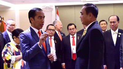 Jokowi langsung menggelar pertemuan dengan PM Thailand Prayut Chan-o-cha. Keduanya membahas sejumlah permasalahan termasuk soal Rohingya.