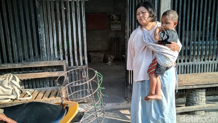 Karena suatu alasan, orang tua ini sampai memasukkan anaknya dalam keranjang saat mengendarai motor.