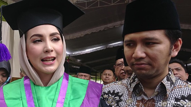 Setelah melalui proses yang panjang, akhirnya Arumi Bachsin meraih gelar sarjana di sela-sela kesibukannya sebagai istri dan ibu.