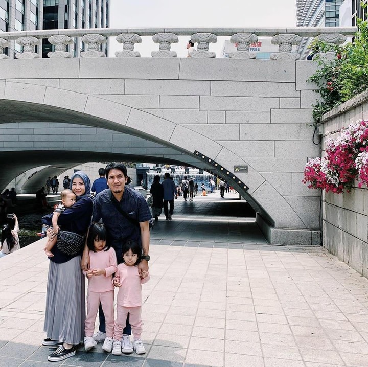 <p>Meski terpaut usia 16 tahun, pasangan ini membuktikan bisa menjaga keharmonisan rumah tangga. (Foto: Instagram @natasharizkynew)</p>