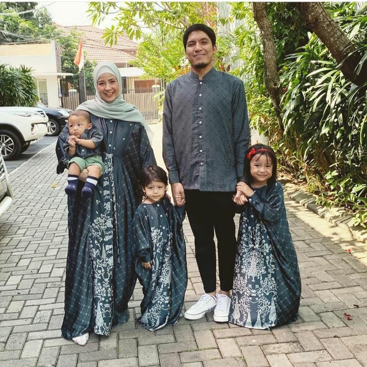 <p>Kompak banget ya, Bun, keluarga kecil mereka. Sehat dan bahagia selalu ya, keluarga Natasha dan Desta. (Foto: Instagram @natasharizkynew)  </p>