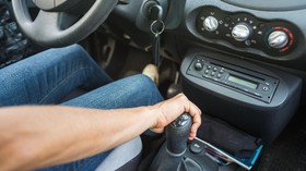 Salah Kaprah Pasang Gigi Satu Saat Parkir Mobil Manual