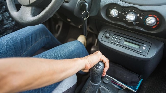 Penyebab persneling mobil manual macet mesti dipelajari lebih dulu, solusinya tak mesti ke bengkel.