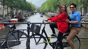 img-title Dedi Mulya Hapus Semua Foto Ayu Ting Ting, Ada Apa?