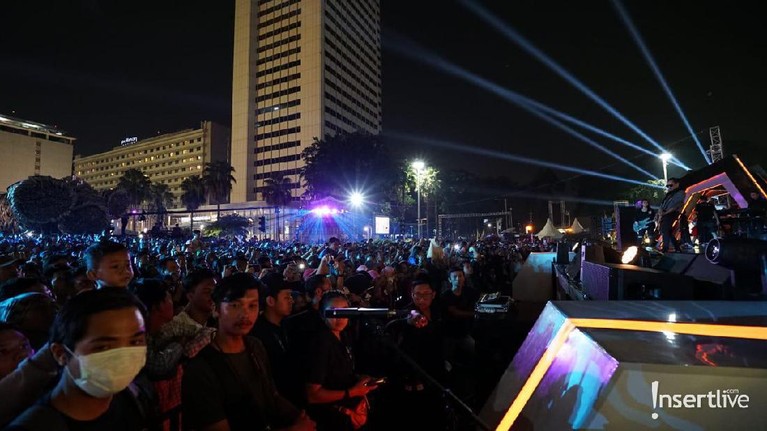 Ibu kota Republik Indonesia merayakan hari jadinya yang ke-492 pada tahun 2019. Berikut ini potret semaraknya perayaan HUT DKI Jakarta di Bundaran HI.