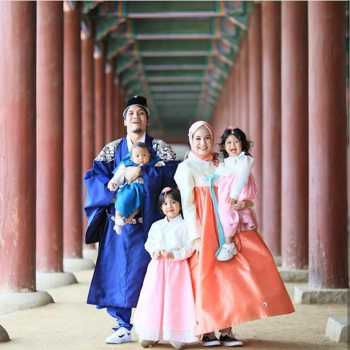 <p>Mereka juga kerap plesiran ke luar negeri lho, Bun. Seru banget ya. (Foto: Instagram @natasharizkynew)</p>