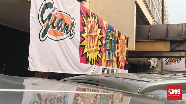 Bursa Efek Indonesia (BEI) memberikan waktu tiga hari kepada PT Hero Supermarket Tbk, selaku induk usaha Giant, untuk menjelaskan penutupan sejumlah gerai.