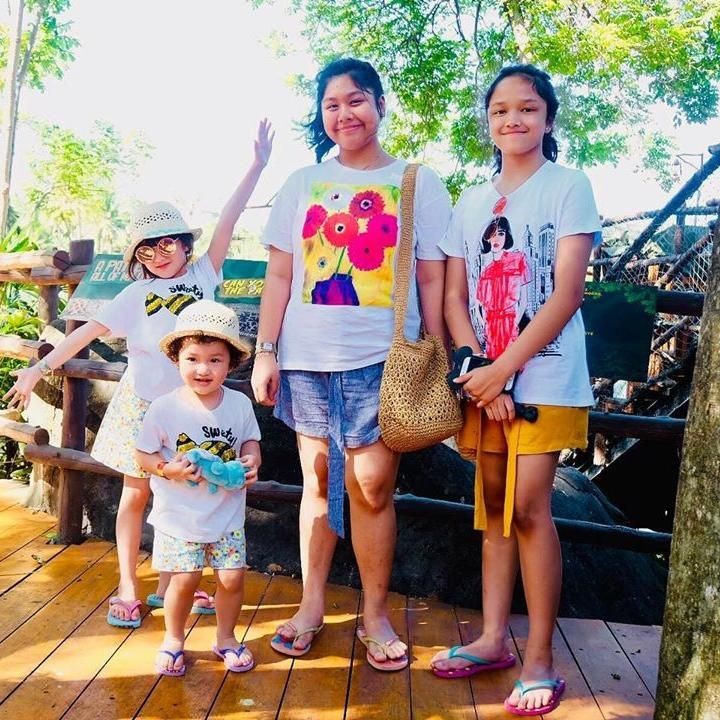 <p>Karena usianya berbeda jauh dengan kedua adiknya, Amel dan Ara selalu siap nih bantu mama Ussy menjaga Elea (6) dan Sheva (2). (Foto: Instagram @ussypratama)</p>