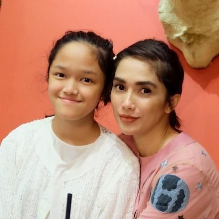 <p>Kata mama Ussy, kakak Ara ini punya sifat yang paling mirip dirinya. Kalau wajah mereka mirip enggak, Bun? Yang pasti sama cantiknya ya. (Foto: Instagram @ussypratama)</p>