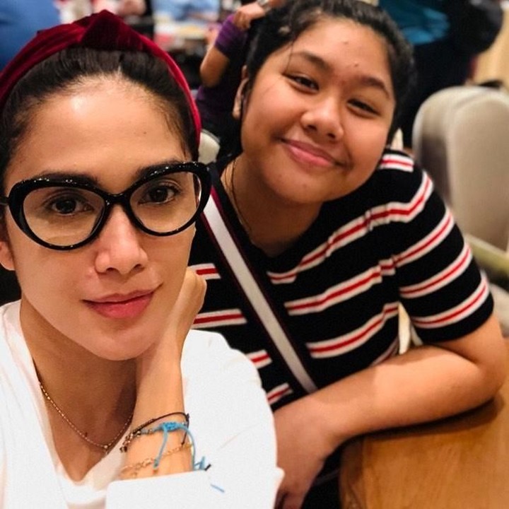 <p>Kakak Amel foto berdua mama Ussy. "<em>Kk amel jerawatan wajar banget krn lg ngeletek, ABG bingits , laah ini emak'e wes tuwekkkk malah lg sering2nya di apelin ma jerawat2 unyuuu tp ngeselinnn,</em>" tulisnya. (Foto: Instagram @ussypratama)</p>
