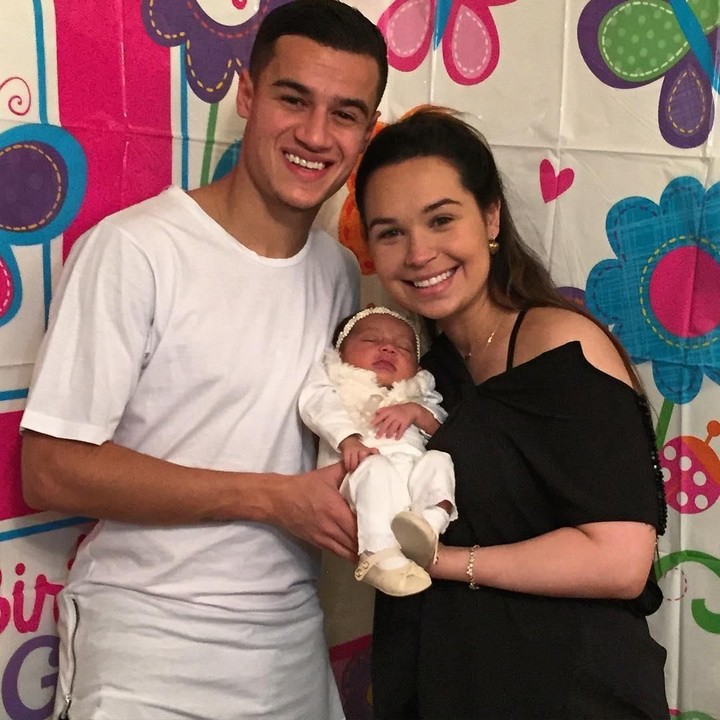 Coutinho dan Aine dikaruniai anak pertama pada akhir 2015. Bayi perempuan itu diberi nama Maria Coutinho. (Foto: Instagram @phil.coutinho)