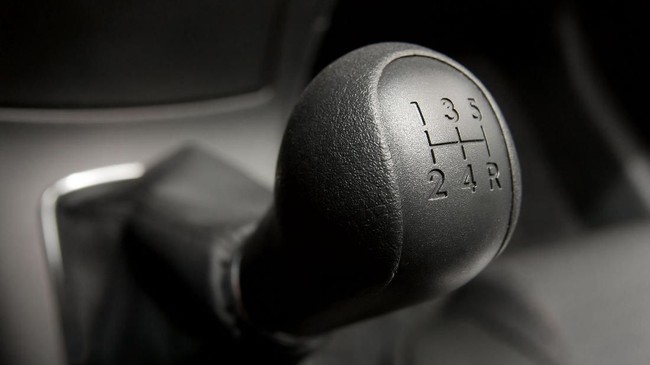 Mengoperasikan mobil manual butuh kerja ekstra ketimbang otomatis, terkadang ini bikin pengemudi melakukan kesalahan yang pada dasarnya merugikan.