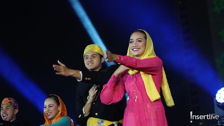 Ibu kota Republik Indonesia merayakan hari jadinya yang ke-492 pada tahun 2019. Berikut ini potret semaraknya perayaan HUT DKI Jakarta di Bundaran HI.