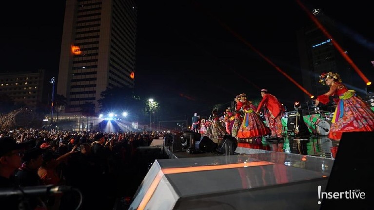 Ibu kota Republik Indonesia merayakan hari jadinya yang ke-492 pada tahun 2019. Berikut ini potret semaraknya perayaan HUT DKI Jakarta di Bundaran HI.