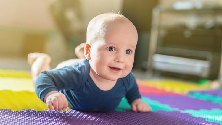 Bayi baru lahir sudah punya refleks, Bun. Pada usia tertentu refleks ini akan berakhir.